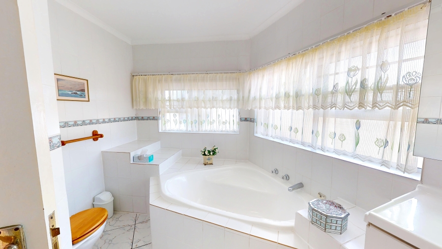 3 Bedroom Property for Sale in Heuningkloof Western Cape